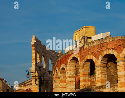 Arène de Vérone dans le coucher du soleil la lumière, notamment, de la partie haute Banque D'Images