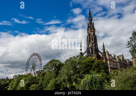 La tour gothique et grande roue derrière des arbres edinburgh Banque D'Images