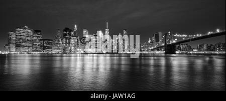 Noir et blanc photo panoramique de Manhattan de nuit, New York City, USA. Banque D'Images