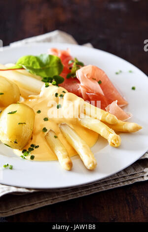 Asperges au jambon , et ciboulette servi avec une garniture de pommes de terre et mayonnaise crémeuse pour un délicieux repas Banque D'Images