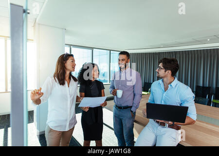 Femme investisseurs qui réalisent une présentation d'affaires au bureau. Les jeunes investisseurs affaires discuter un point dans l'administration. Banque D'Images