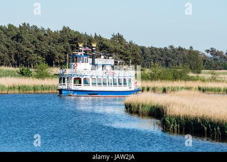 Excursions bateau près de Prerow harbour, la voile sur Prerowstrom (ou : Prerower Strom), la mer Baltique, la péninsule de Fischland-darss-Zingst, Mecklenburg-vorpo Banque D'Images