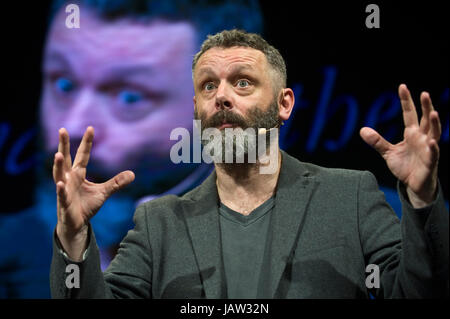 Michael Sheen Aneurin Bevan acteur donnant à la conférence sur la scène à l'hay festival de la littérature et les arts 2017 hay-on-wye powys Pays de Galles UK Banque D'Images