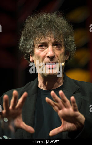 Neil Gaiman s'exprimant sur scène à hay festival 2017 hay-on-wye powys Pays de Galles UK Banque D'Images