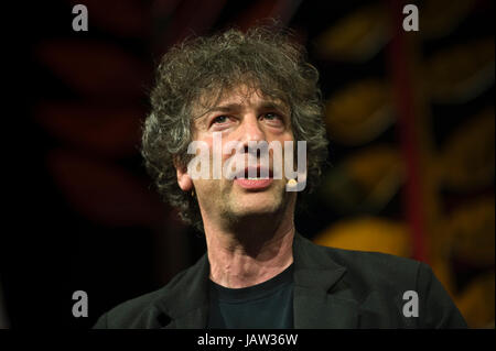 Neil Gaiman s'exprimant sur scène à hay festival 2017 hay-on-wye powys Pays de Galles UK Banque D'Images