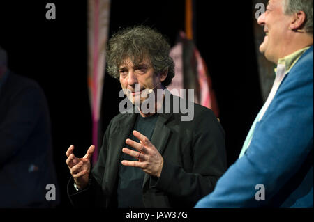 Neil Gaiman parlant de Stephen Fry sur scène à Hay Festival 2017 Hay-on-Wye Powys Pays de Galles UK Banque D'Images