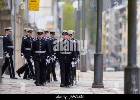 Helsinki, Finlande - 25 mai 2017 : Les funérailles d'état de l'ancien président de la République de Finlande Mauno Koivisto. Les cadets militaires défilent avant Banque D'Images