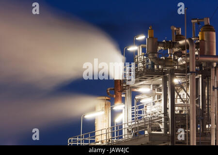 Raffinerie mit Wasserdampf bei nacht raffinerie de pétrole avec la vapeur d'eau, l'industrie pétrochimique de scène de nuit Banque D'Images