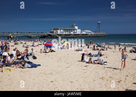 BOURNEMOUTH, Royaume-Uni - 31 MAI 2017 : des personnes non identifiées, sur la plage de Bournemouth et de la jetée, Dorset, Angleterre Banque D'Images