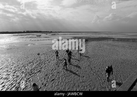 Marchettes sable, les gens à pied sur le sable à marée basse sur la côte normande Banque D'Images