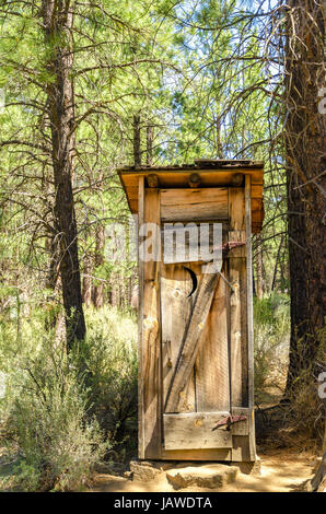 Historique ancienne en bois outhouse in Bend, Oregon Banque D'Images