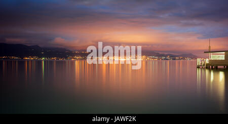 La tombée de la nuit au Lac Léman (Lac de Genève)en Suisse Banque D'Images