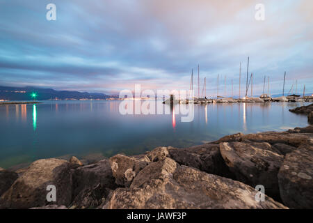 La tombée à Pully en Suisse par le Lac Léman (Lac de Genève) Banque D'Images