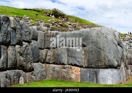 L'interverrouillage sculpté Inca murs de pierres sèches de rochers pour construire une citadelle terrasse mur. Banque D'Images