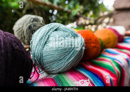 Amaru les gens en utilisant des teintures naturelles de la laine de moutons de couleur pour faire des boules de fil. Banque D'Images
