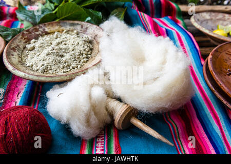 Amaru les gens en utilisant des teintures naturelles pour colorer la laine des moutons pour filer. Banque D'Images