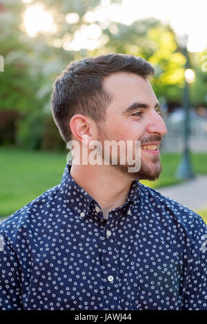 Les personnes à l'extérieur pour une lumière naturelle portrait sur un campus universitaire dans l'Oregon. Banque D'Images