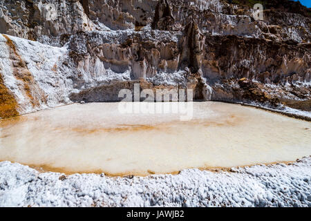 Une mine de sel Inca composé d'étangs d'eau de source salée s'évaporer. Banque D'Images