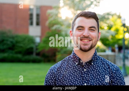 Les personnes à l'extérieur pour une lumière naturelle portrait sur un campus universitaire dans l'Oregon. Banque D'Images