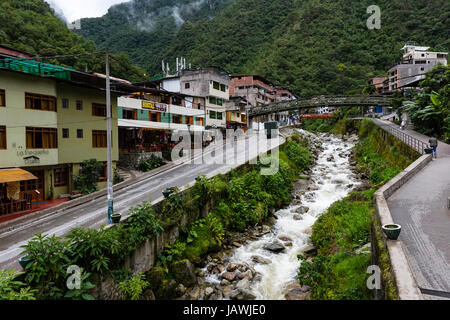 Une rivière qui traverse une ville dans une vallée dans les montagnes des Andes. Banque D'Images