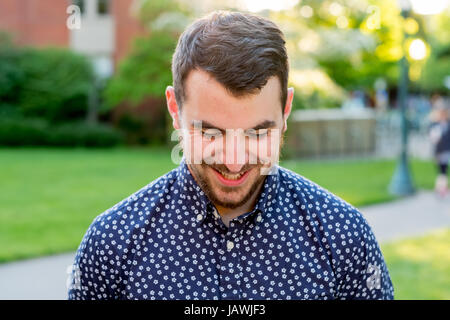 Les personnes à l'extérieur pour une lumière naturelle portrait sur un campus universitaire dans l'Oregon. Banque D'Images