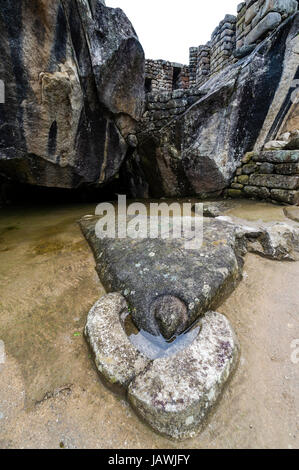 Le Temple du Condor avec une sculpture d'un condor des Andes et une tête dans une grotte naturelle. Banque D'Images