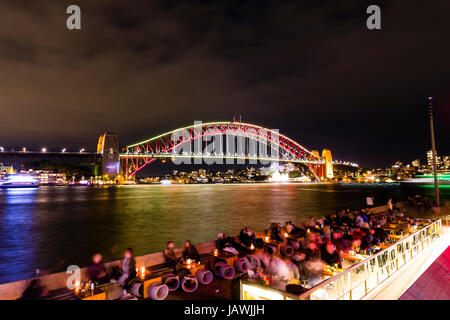 Le Sydney Harbour Bridge de couleur rouge vif au cours de la lumière, la musique de Sydney et des idées Festival.