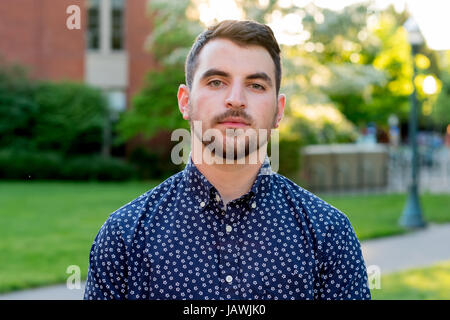 Les personnes à l'extérieur pour une lumière naturelle portrait sur un campus universitaire dans l'Oregon. Banque D'Images