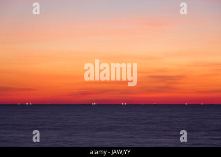 Au crépuscule de l'Océan indien vu de la plage de Ngapali près de Thandwe, l'État de Rakhine, au Myanmar, en Asie du sud-est. 10 secondes le temps d'exposition. Banque D'Images