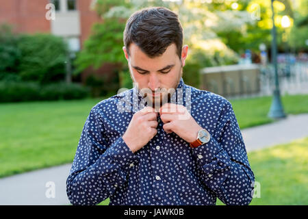 Les personnes à l'extérieur pour une lumière naturelle portrait sur un campus universitaire dans l'Oregon. Banque D'Images