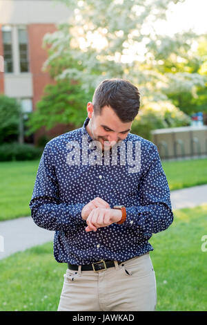 Les personnes à l'extérieur pour une lumière naturelle portrait sur un campus universitaire dans l'Oregon. Banque D'Images