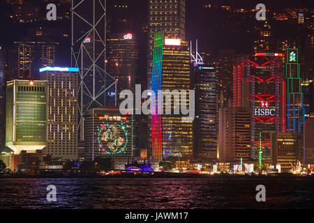 Victoria Harbour et lumière sur les gratte-ciel, Central, Hong Kong Island, Hong Kong, Chine Banque D'Images