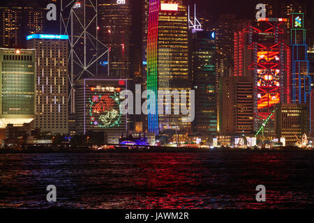 Victoria Harbour et lumière sur les gratte-ciel, Central, Hong Kong Island, Hong Kong, Chine Banque D'Images