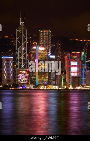 Victoria Harbour et lumière sur les gratte-ciel, Central, Hong Kong Island, Hong Kong, Chine Banque D'Images