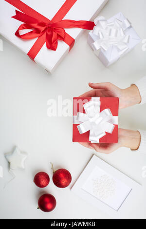 Image de boîte occupés par des femmes présente de noël entourée par d'autres Banque D'Images