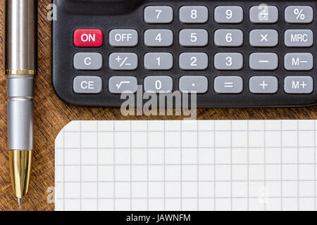 L'ajout des chiffres concept avec calculatrice, stylo et bloc-notes sur la table Banque D'Images