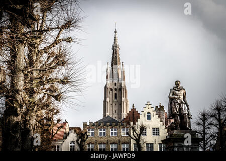 Statue de Simon Stevin mathématicien flamand en face de l'église de Notre-Dame dans la ville médiévale de Bruges, Belgique Banque D'Images