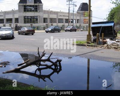 Mai 2017, Caracas, Venezuela. À gauche de l'épave par les manifestations anti-gouvernementales en cette ville d'Amérique latine. Vue d'un croisement de rues dans la ville de Puerto Ordaz, où des objets solides, les ordures et les branches sont demeurés parmi d'autres, après une série de manifestations ont eu lieu dans cette ville. Banque D'Images