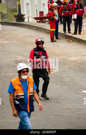 Quito, Équateur - Décembre 09, 2016 : Un groupe non identifié de l'équipe de pompiers heureux de marcher dans les rues Banque D'Images