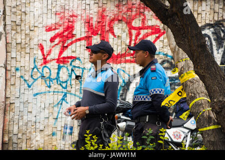 Quito, Équateur - Décembre 09, 2016 : Un policiers non identifiés dans la ville de Quito Banque D'Images