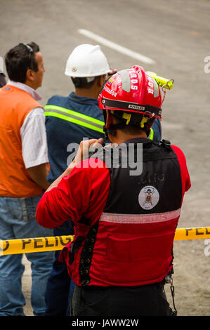 Quito, Équateur - Décembre 09, 2016 : Un groupe non identifié de l'homme de pompier en attente derrière le danger dans les rues de bande Banque D'Images