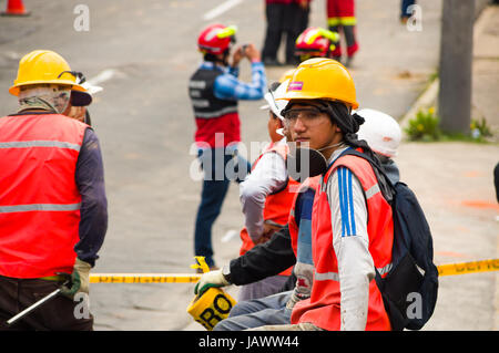 Quito, Équateur - Décembre 09, 2016 : Un unidentifiedgroup heureux de l'équipe de pompiers avec de l'équipement, casque, lunettes et masque, dans les rues Banque D'Images