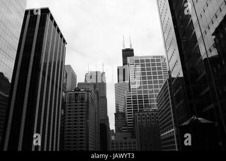 Donnant sur Franklin St, dans le centre-ville de Chicago. La Willis Tower / Sears est dans l'arrière-plan. Banque D'Images