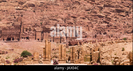 Large vue sur la ville antique de Petra, Jordanie Banque D'Images