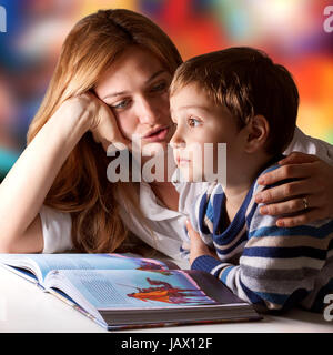 Petit garçon écoute de sa mère lui racontant des histoires Banque D'Images