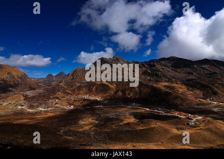 Kupup valley sous ciel nuageux, le Sikkim Banque D'Images