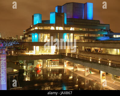 Londres, Angleterre, Royaume-Uni - Mars 03, 2009 : vue de la nuit de la Royal National Theatre célèbre chef-d'œuvre de la Nouveau brutalisme conçu par l'architecte Sir Denys Lasdun Banque D'Images