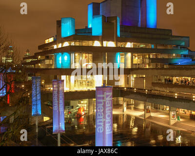 Londres, Angleterre, Royaume-Uni - Mars 03, 2009 : vue de la nuit de la Royal National Theatre célèbre chef-d'œuvre de la Nouveau brutalisme conçu par l'architecte Sir Denys Lasdun Banque D'Images