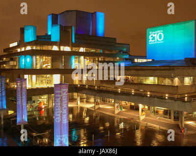 Londres, Angleterre, Royaume-Uni - Mars 03, 2009 : vue de la nuit de la Royal National Theatre célèbre chef-d'œuvre de la Nouveau brutalisme conçu par l'architecte Sir Denys Lasdun Banque D'Images