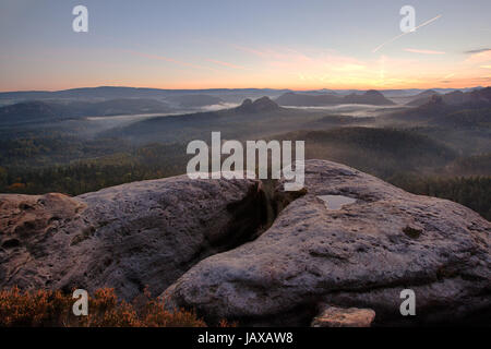 Sunrise de foggy Kleiner Winterberg dans le parc national Suisse saxonne Banque D'Images